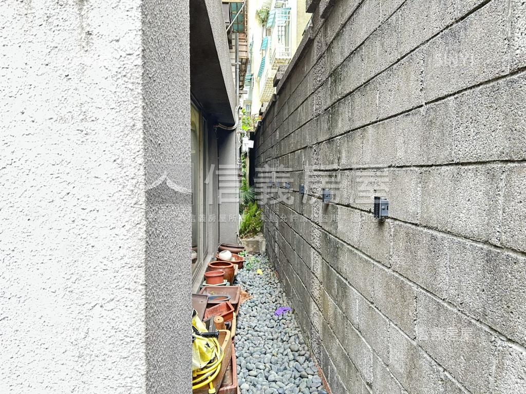 中正國中邊間庭院有坡平房屋室內格局與周邊環境