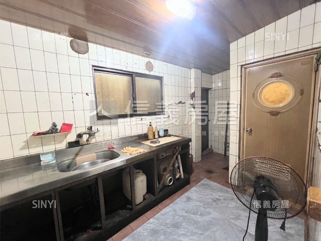 鼎中商圈精美車庫透天房屋室內格局與周邊環境