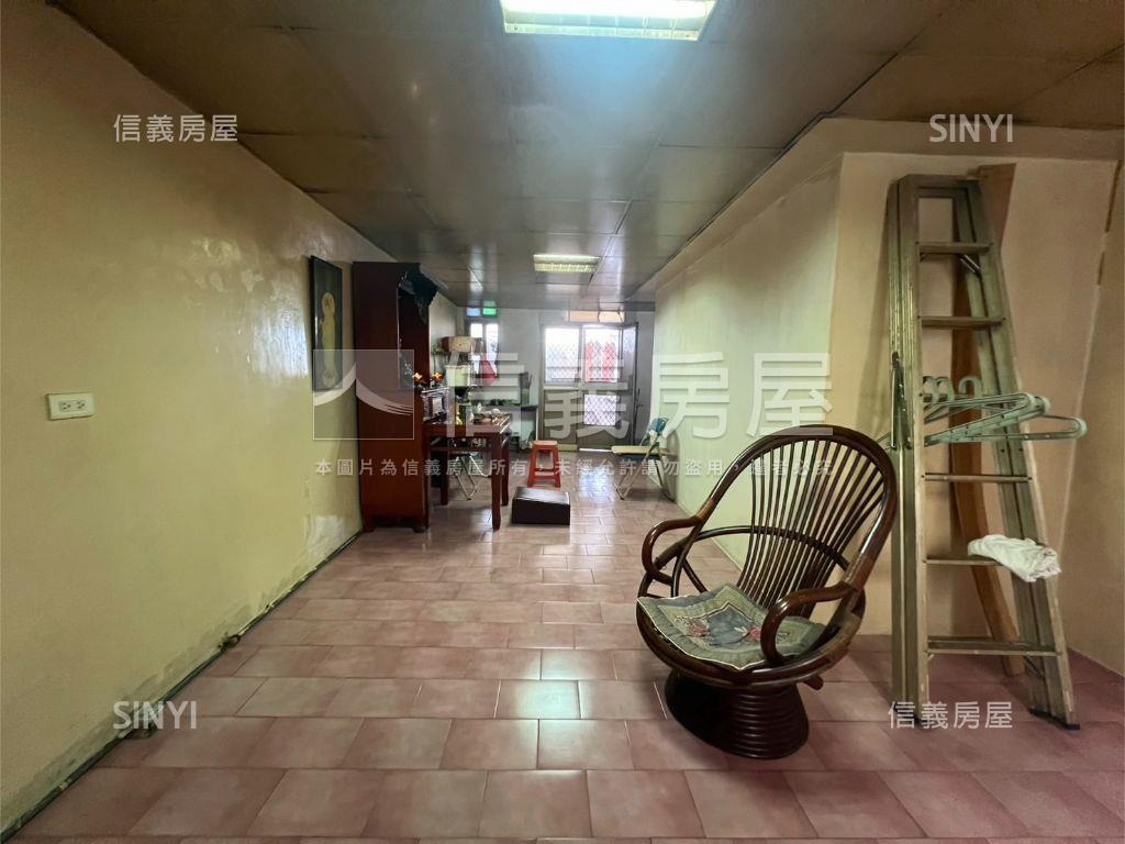 鼎中商圈精美車庫透天房屋室內格局與周邊環境