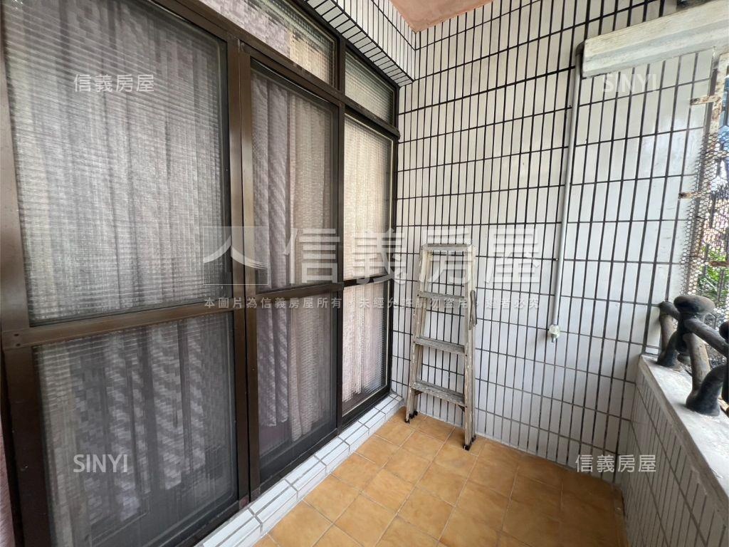 鼎中商圈精美車庫透天房屋室內格局與周邊環境