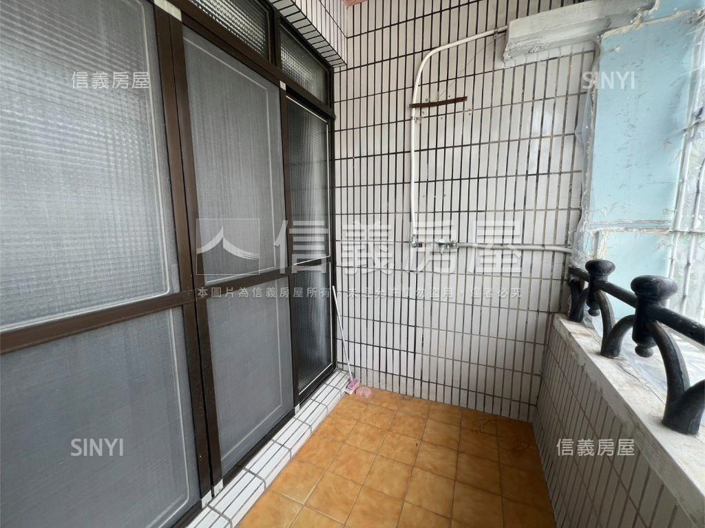 鼎中商圈精美車庫透天房屋室內格局與周邊環境