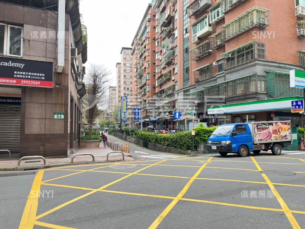台北大城燙金店面房屋室內格局與周邊環境