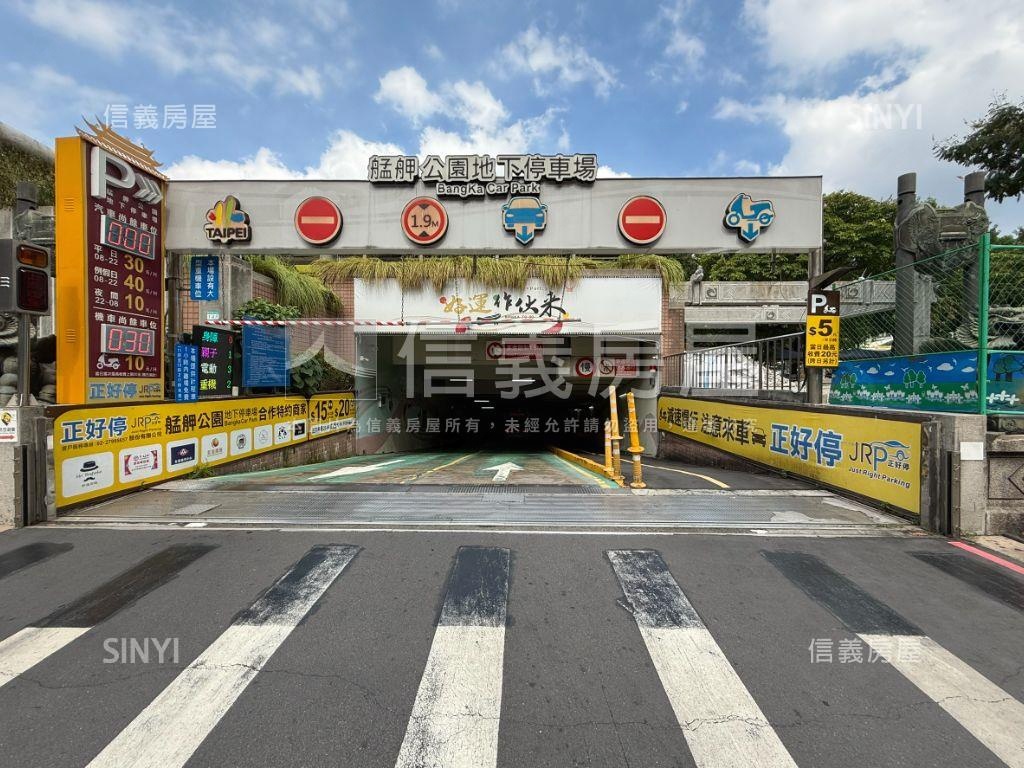 龍山寺捷運面綠樹辦公大樓房屋室內格局與周邊環境