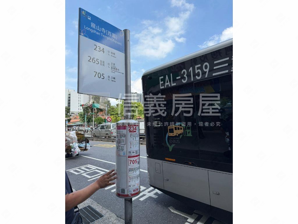 龍山寺捷運面綠樹辦公大樓房屋室內格局與周邊環境