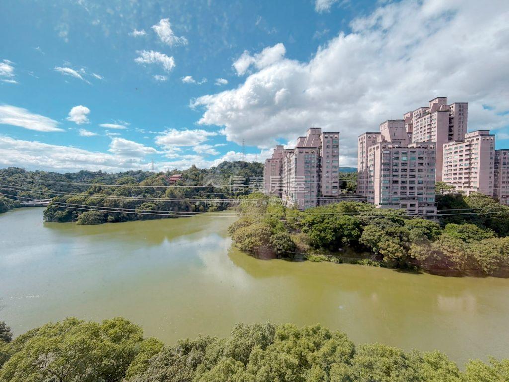 美麗湖畔。湖光映景雅緻宅房屋室內格局與周邊環境
