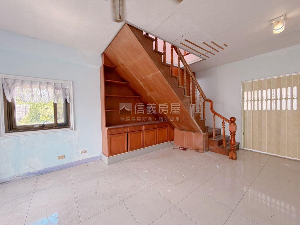 美麗湖畔。湖光映景雅緻宅房屋室內格局與周邊環境