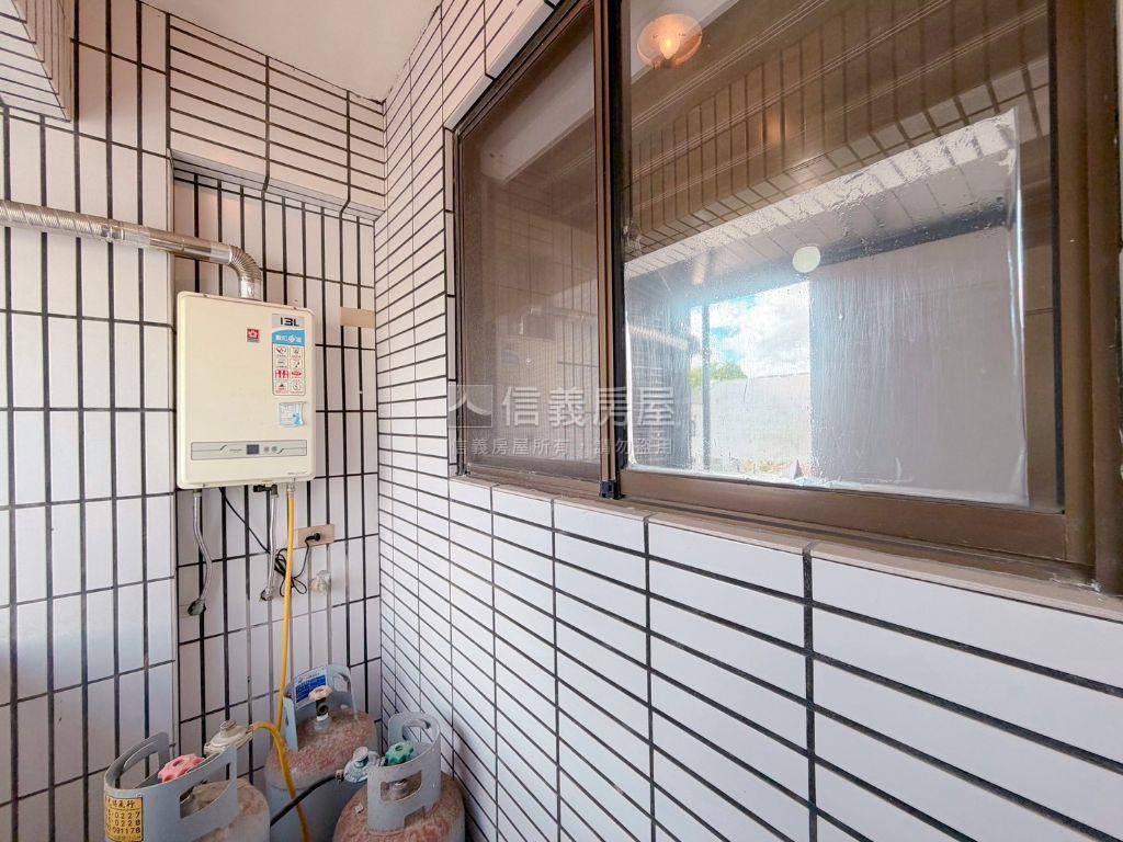 美麗湖畔。湖光映景雅緻宅房屋室內格局與周邊環境