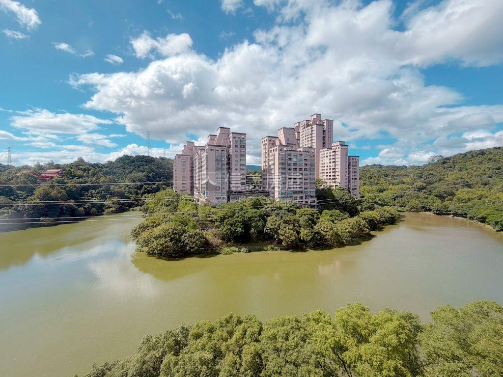 美麗湖畔。湖光映景雅緻宅房屋室內格局與周邊環境