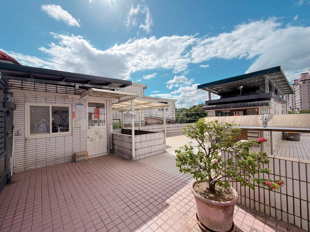 美麗湖畔。湖光映景雅緻宅房屋室內格局與周邊環境