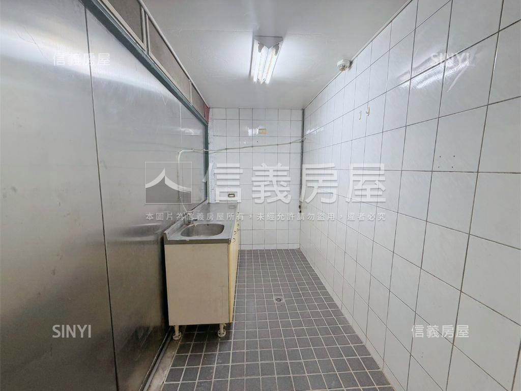 信義區稀有雙併店面房屋室內格局與周邊環境