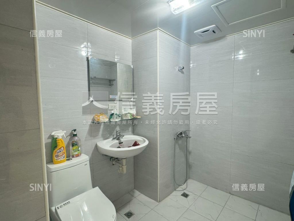 東區次頂樓舒適美兩房房屋室內格局與周邊環境