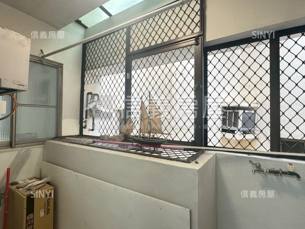 東區次頂樓舒適美兩房房屋室內格局與周邊環境