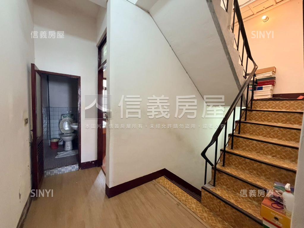 中正路前庭後院透天房屋室內格局與周邊環境