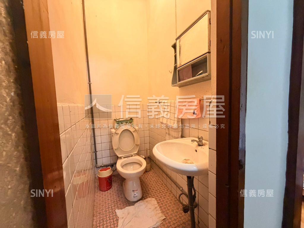 中正路前庭後院透天房屋室內格局與周邊環境