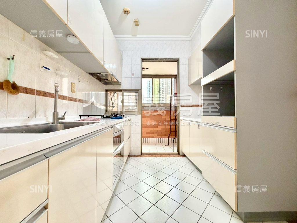 鉅虹臻品！大四房平車房屋室內格局與周邊環境