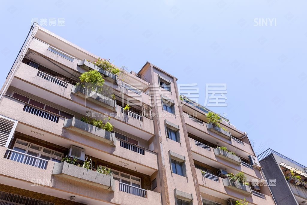鴻居大廈社區外觀及周邊環境