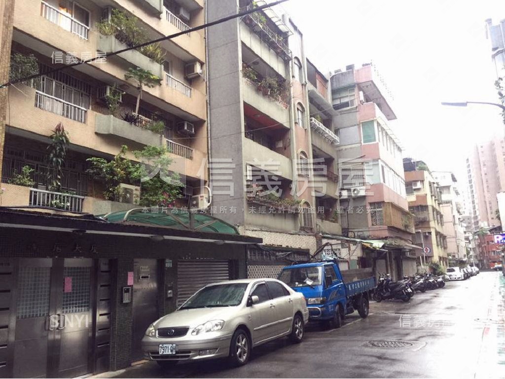 鴻居大廈社區外觀及周邊環境