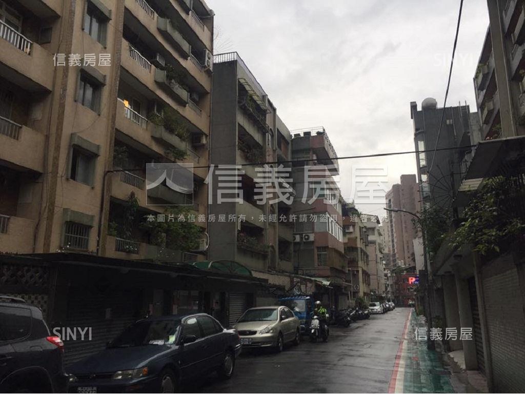 鴻居大廈社區外觀及周邊環境