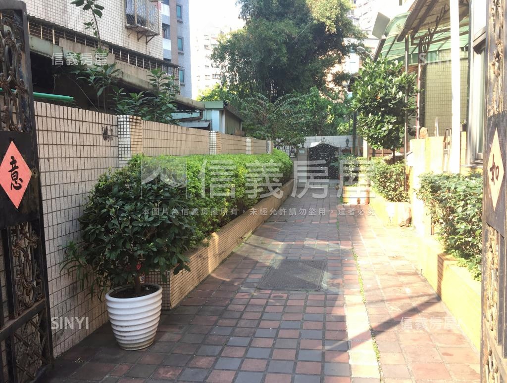 名人別墅社區外觀及周邊環境