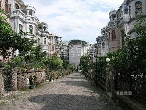 瓏山林社區外觀及周邊環境