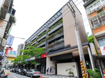 東騰自在