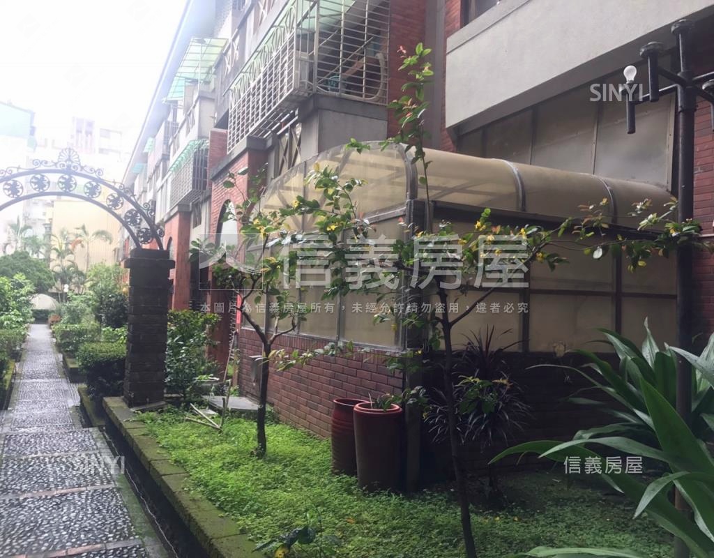 君臨天下(華廈)社區外觀及周邊環境