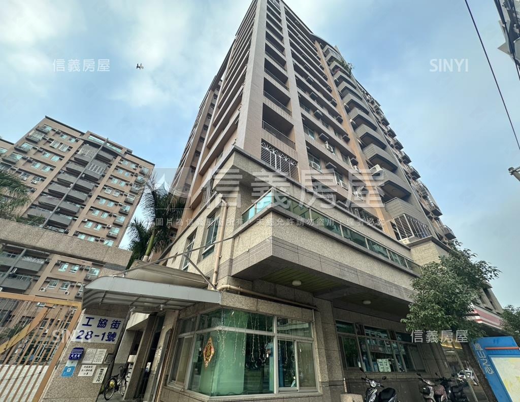 鳳山新城甲區社區外觀及周邊環境
