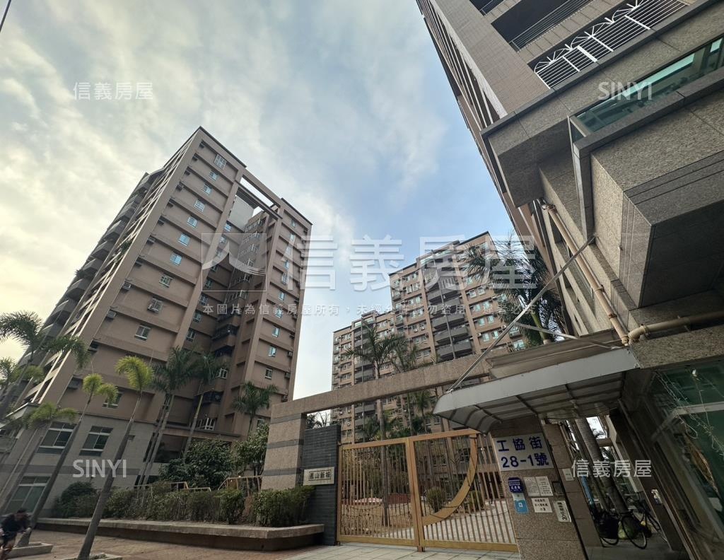 鳳山新城甲區社區外觀及周邊環境