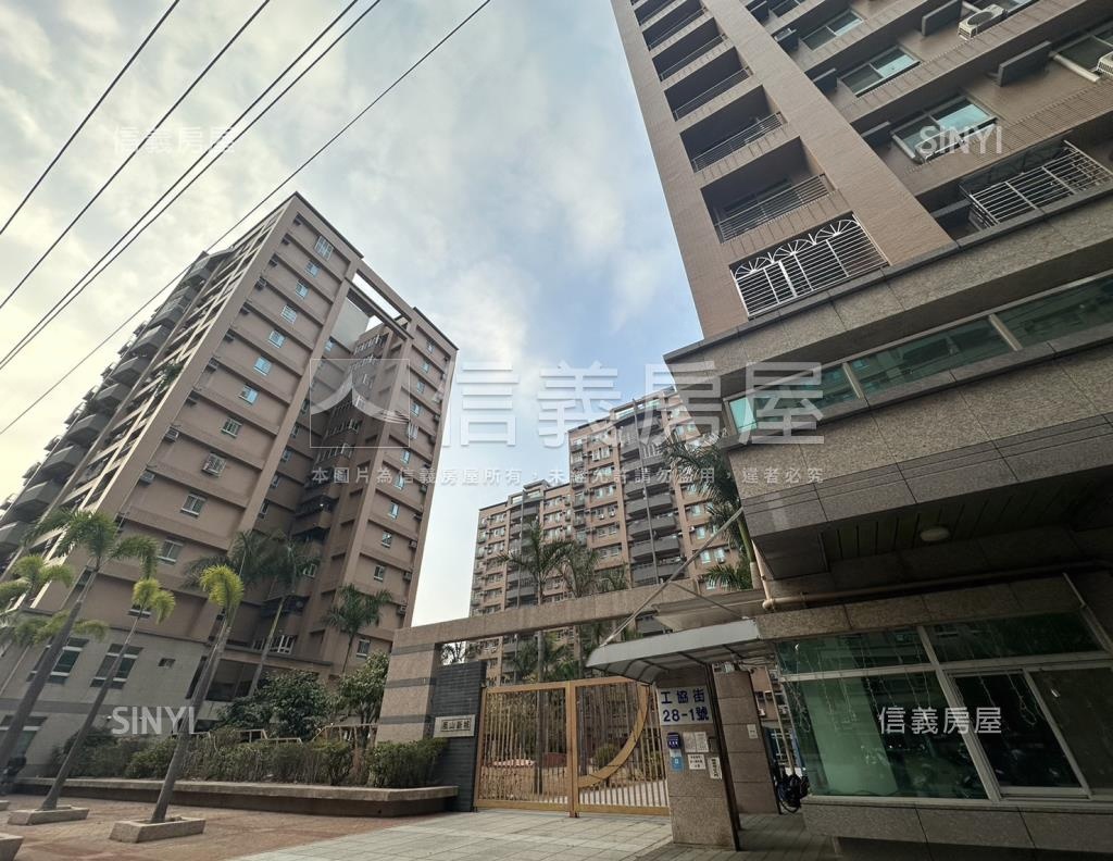 鳳山新城甲區社區外觀及周邊環境