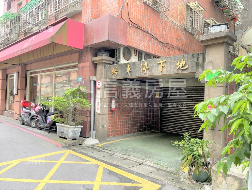 名人華廈社區外觀及周邊環境