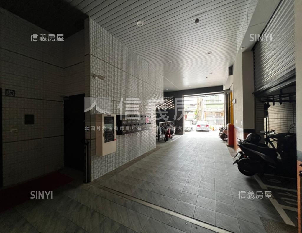鳳山臻邸社區外觀及周邊環境