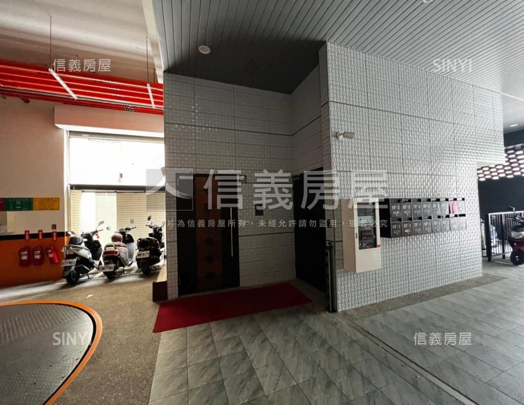鳳山臻邸社區外觀及周邊環境