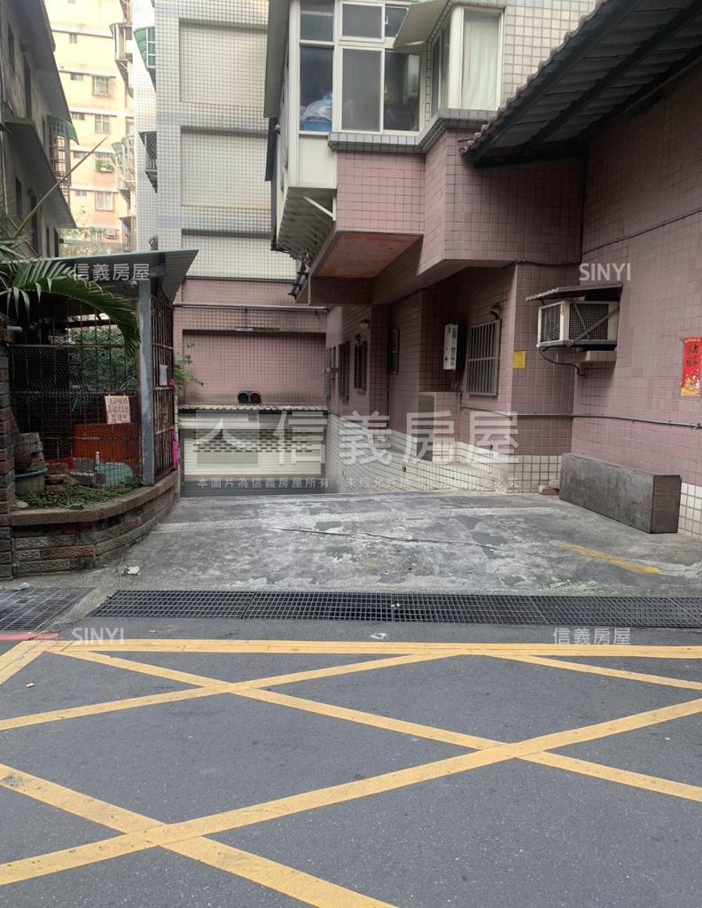 鴻運華廈社區外觀及周邊環境