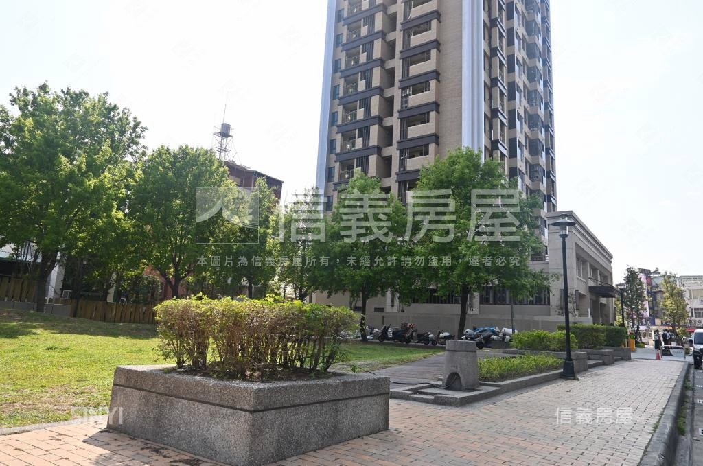 依公園社區外觀及周邊環境